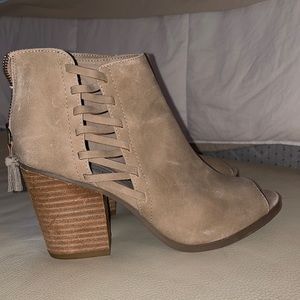 Tan colored toeless bootie